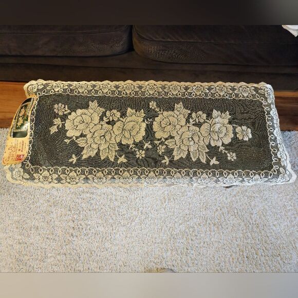 NWT Vintage lace doily runner - Picture 4 of 7